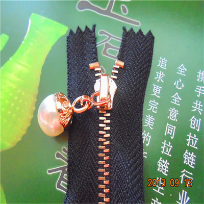 拉鏈廠家供應(yīng) 高檔時裝拉鏈、玫瑰金拉鏈與珍珠鏈拉頭詳解